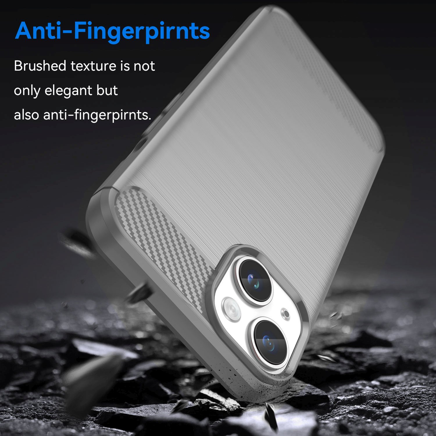 Silberne Handyhülle mit gebürsteter Textur, mit Text Anti-Fingerprints. Hülle vor dunklem Hintergrund.