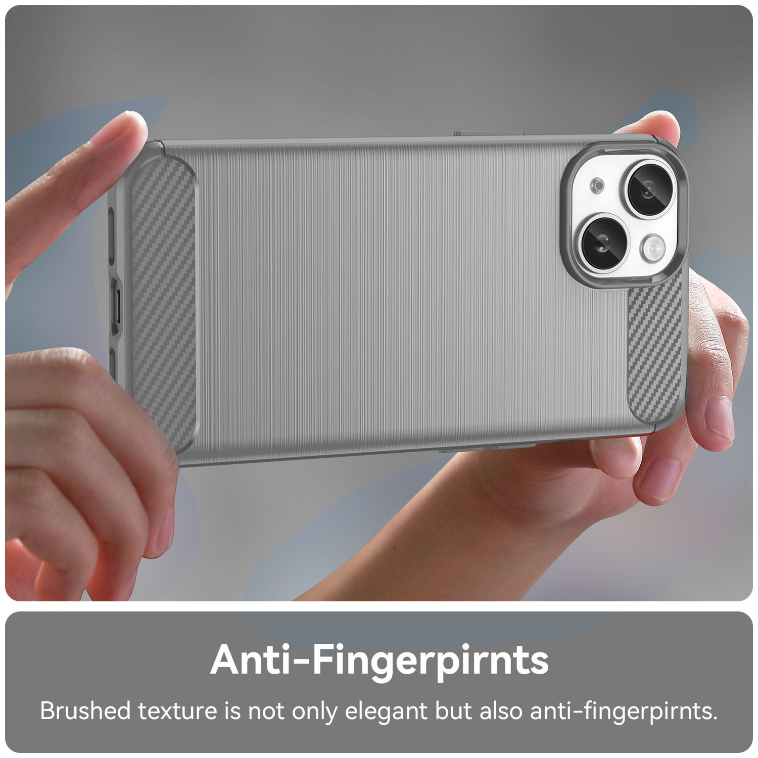 Hände halten silberne Handyhülle mit gebürsteter Textur. Die Hülle ist Anti-Fingerprint.