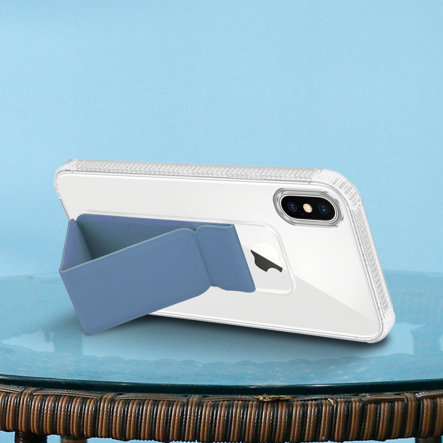 Telefon, gehalten von einem blauen Ständer, vor blauem Hintergrund. Das Telefon in einer transparenten Hülle.