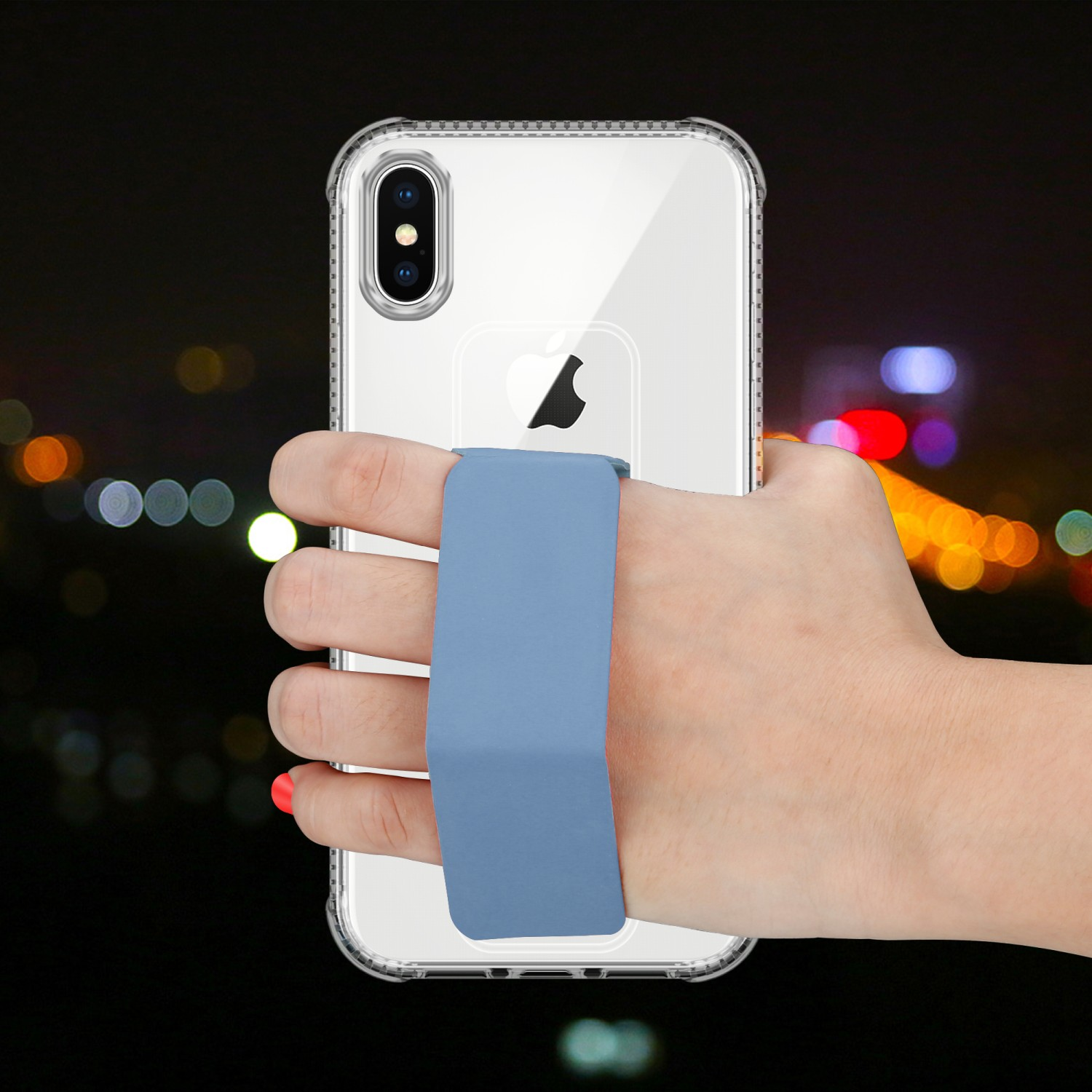 Hand hält Telefon in klarer Hülle mit blauem Fingerriemen.