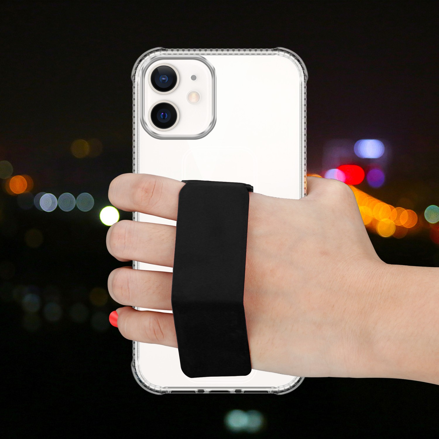 Hand hält ein Telefon mit schwarzem Riemen. Bokeh-Hintergrund mit Lichtern.