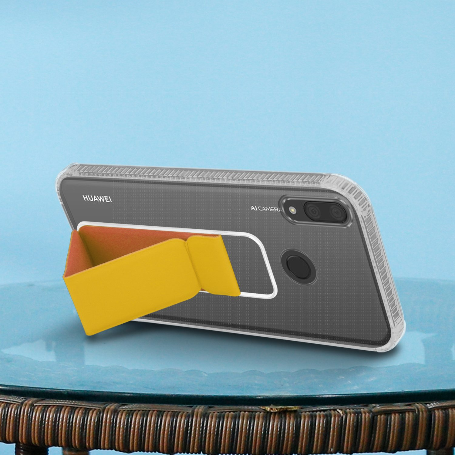 Handyhülle mit gelbem und orangefarbenem Ständer. Das Telefon liegt auf einem Tisch. Blauer Hintergrund.