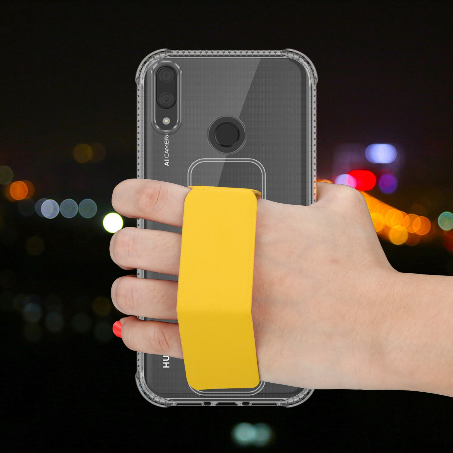 Hand hält ein Telefon mit gelbem Riemen an einer Handyhülle. Der Hintergrund ist dunkel.