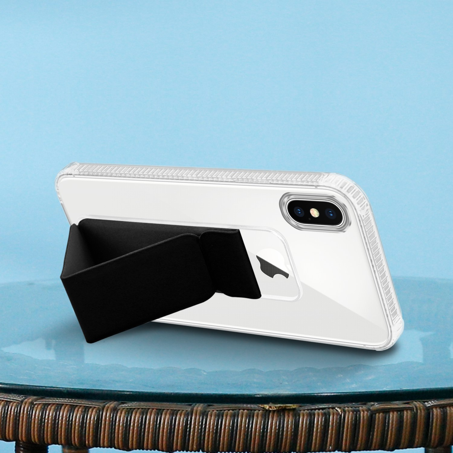 Klare Handyhülle mit schwarzem Ständer. Das Telefon ist auf blauem Hintergrund aufgestellt.