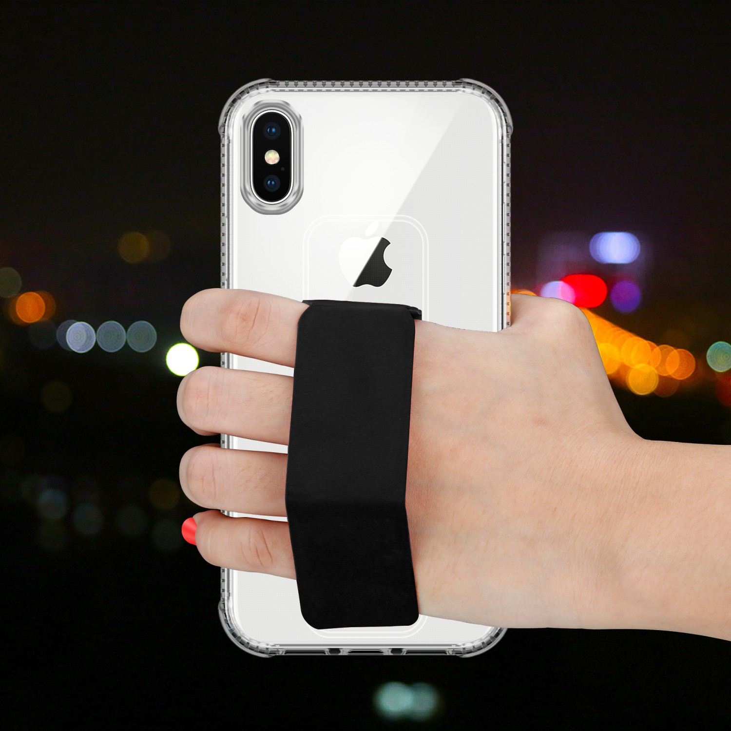 Eine Hand hält eine transparente Handyhülle mit schwarzem Band vor verschwommenem Nachthintergrund.