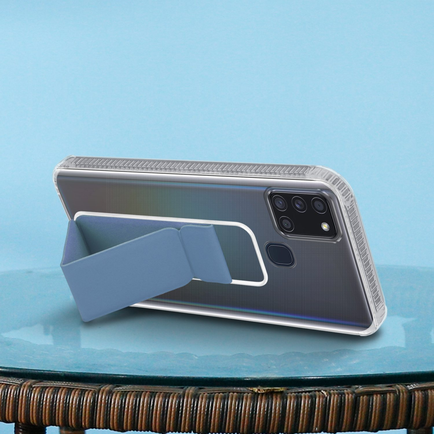Handyhülle mit Telefon und Ständer. Der Ständer ist ausgeklappt und stützt das Telefon ab.