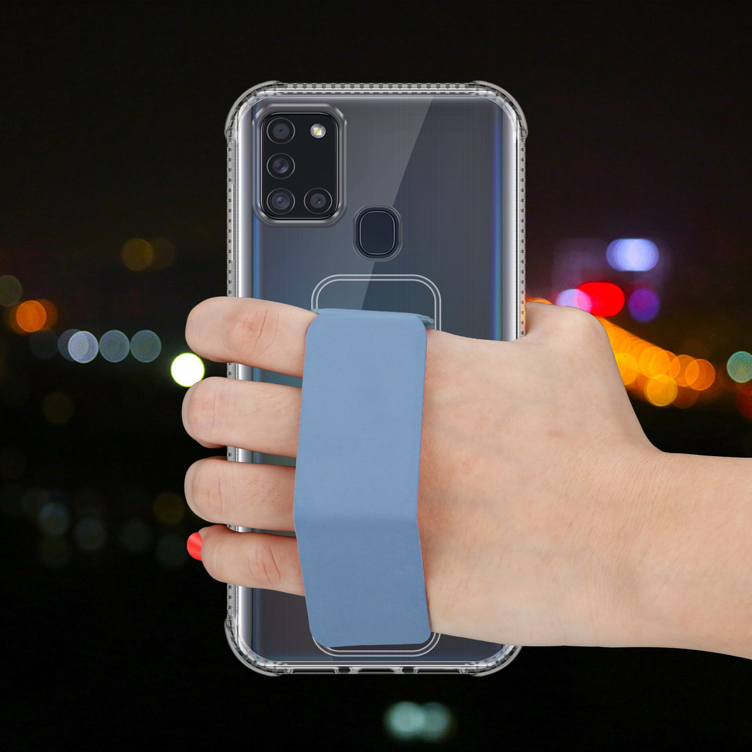 Hand hält Telefon mit klarer Hülle, blauem Griff, verschwommenem Stadtlicht.