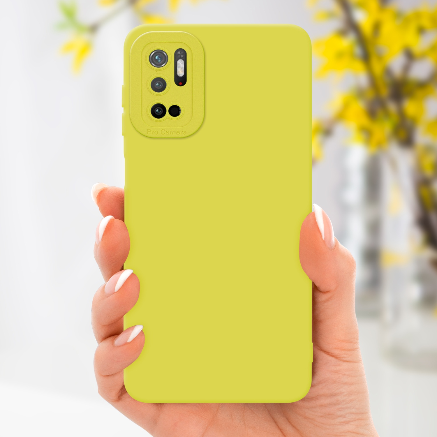 Mano che tiene una custodia verde lime per telefono. La custodia ha un'area per la fotocamera. Fiori gialli.