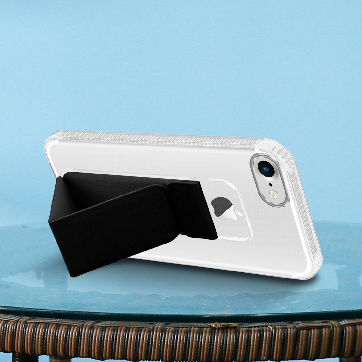 Ein Telefon in einer durchsichtigen Hülle mit schwarzem Ständer auf blauem Hintergrund.