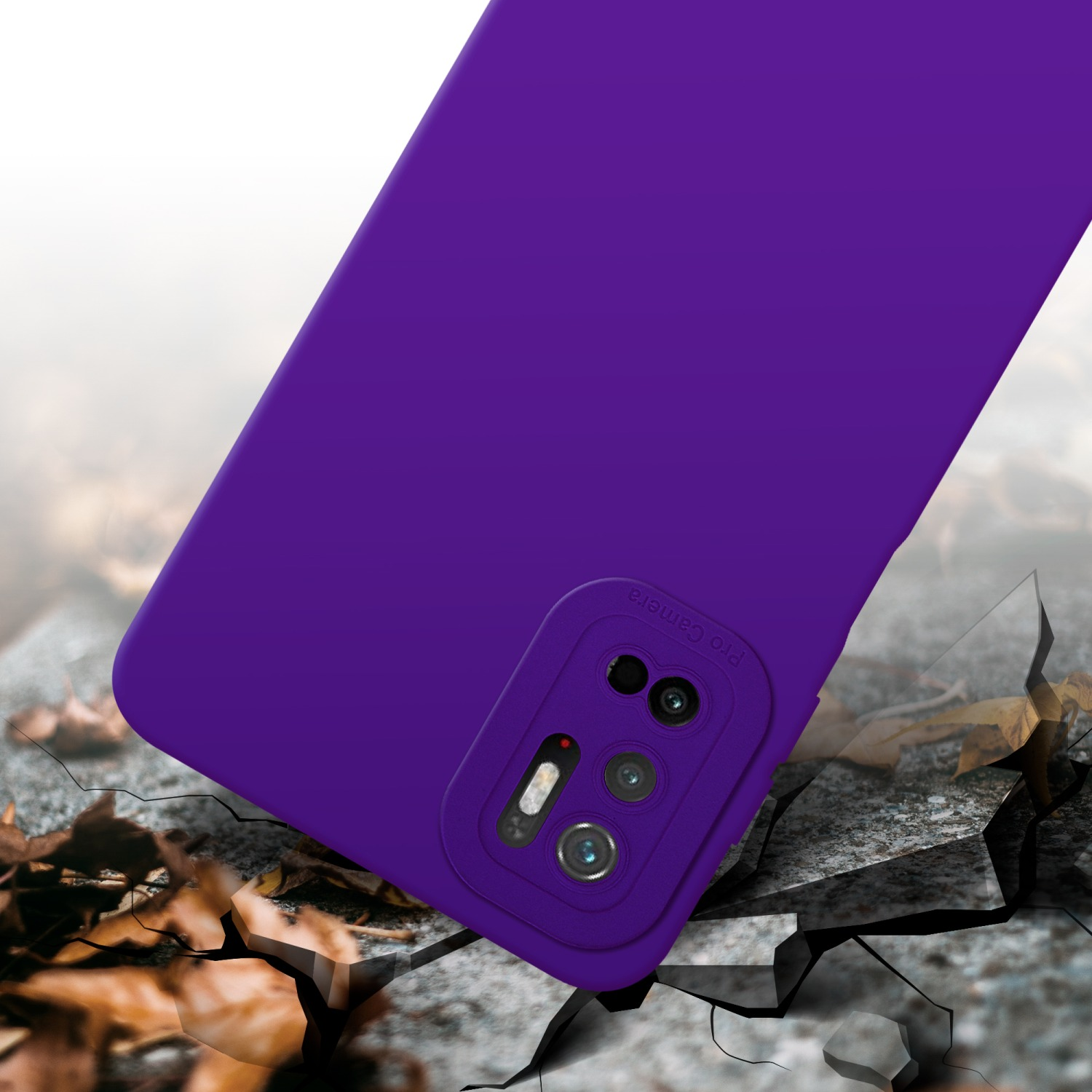 Una custodia viola per telefono è su una superficie di pietra, con uno sfondo incrinato e delle foglie.