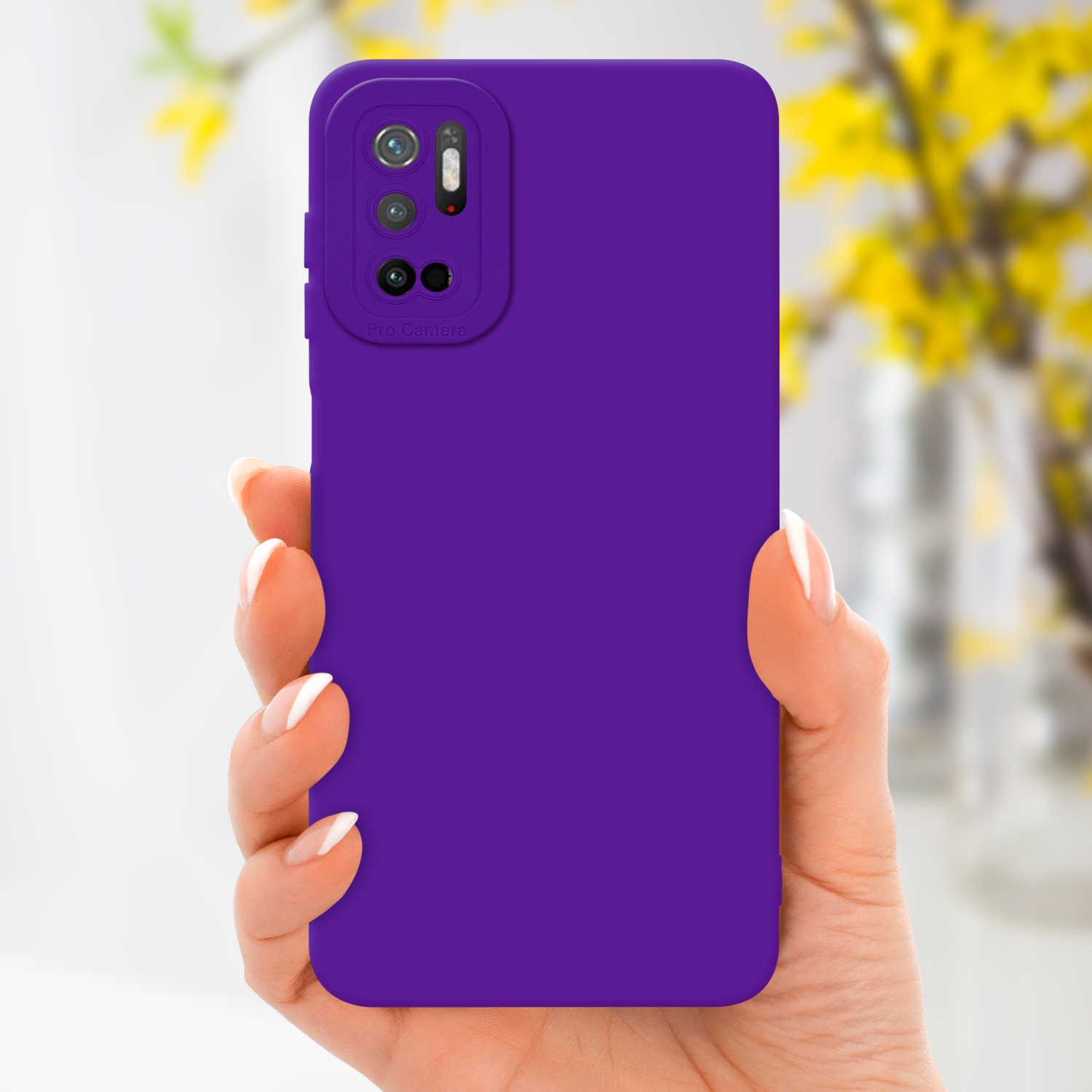Una mano che tiene una custodia per telefono viola, mostrando la parte posteriore di un telefono con tripla fotocamera.
