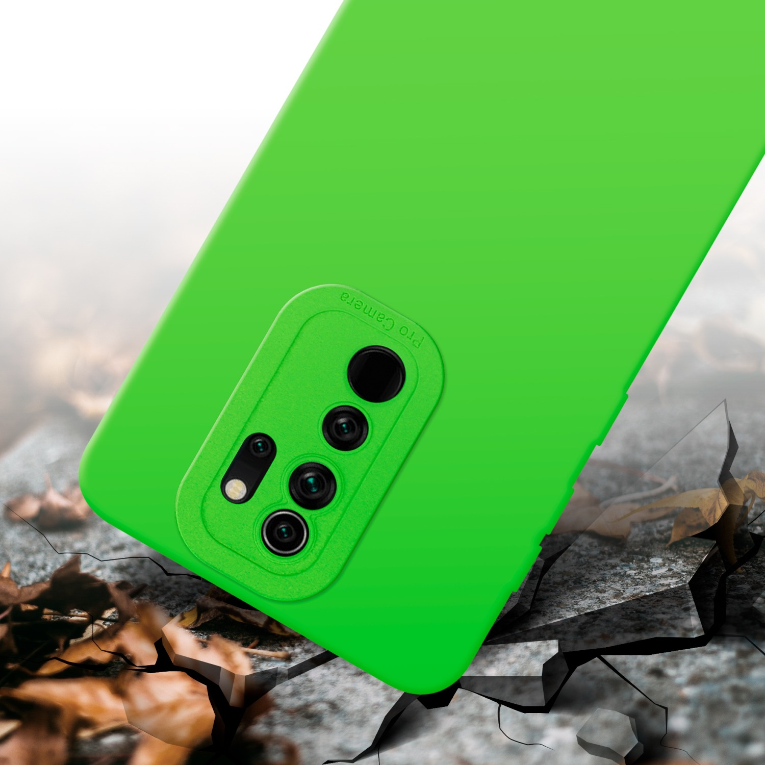 Una custodia verde per telefono su una superficie rotta. La custodia copre la fotocamera del telefono ed è verde.