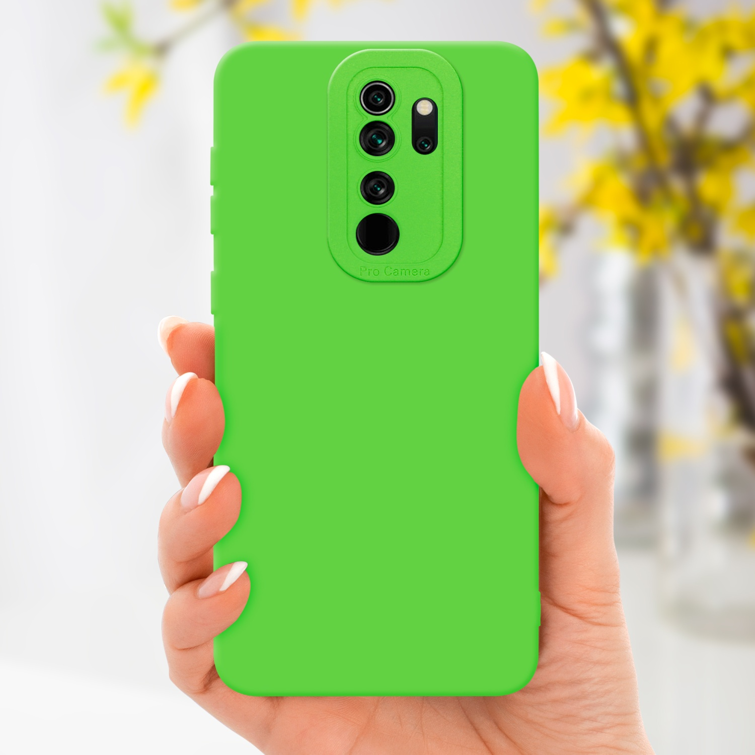 Custodia verde per telefono tenuta da una mano. La custodia copre le fotocamere.