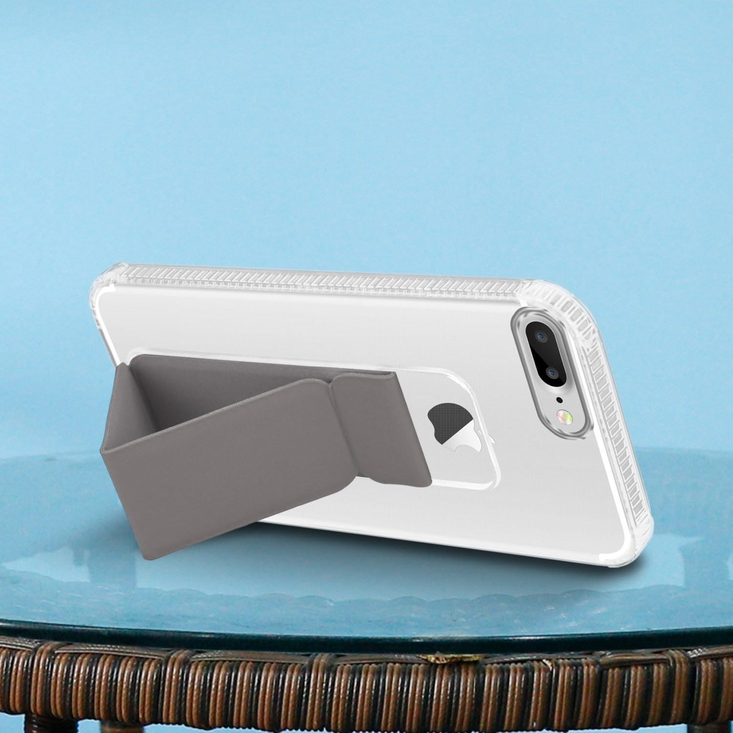 Telefon in klarer Hülle mit Ständer. Telefon ist auf blauem Hintergrund abgewinkelt.