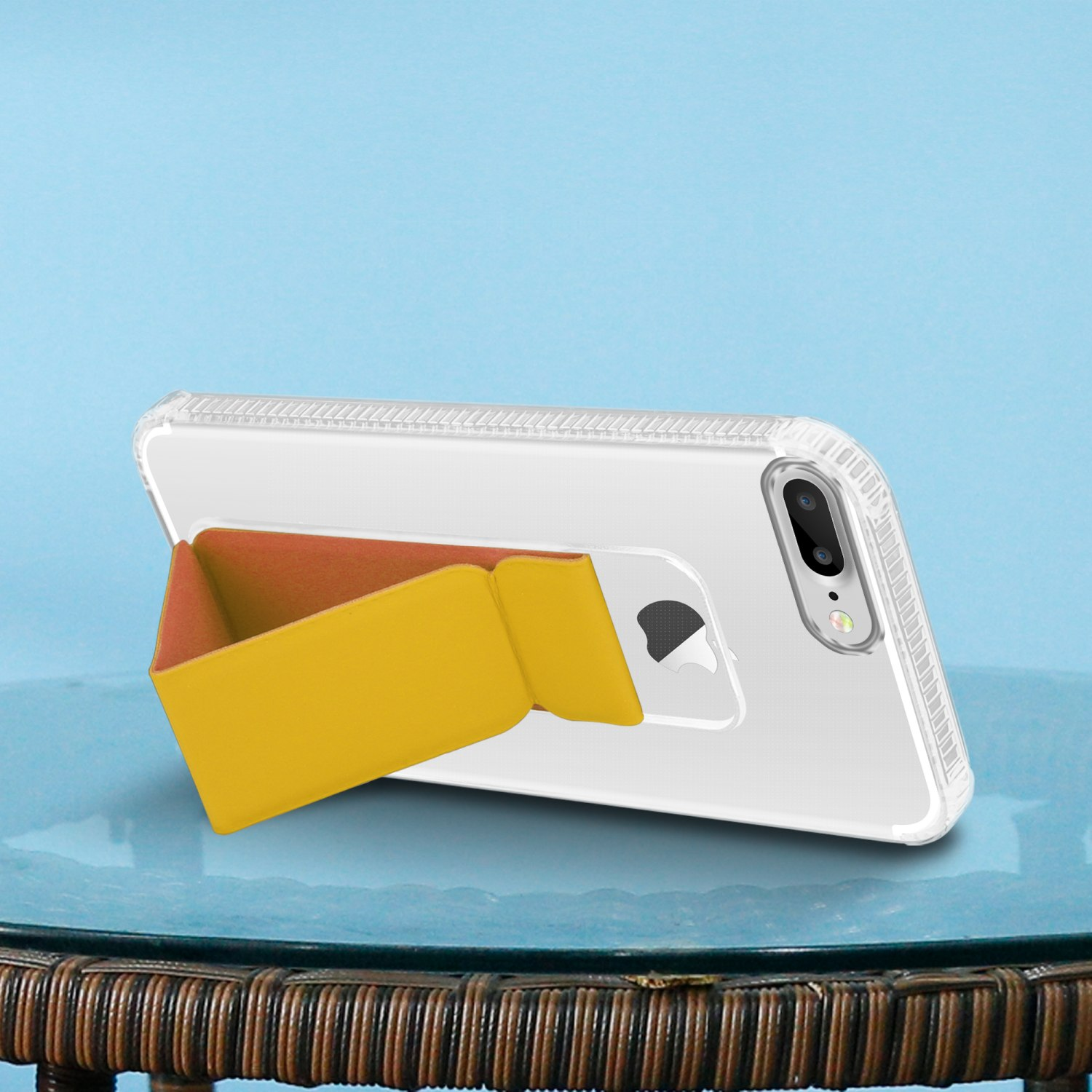 Handyhülle auf blauem Hintergrund. Die Hülle hat einen Ständer mit gelb-orangefarbenem Design.