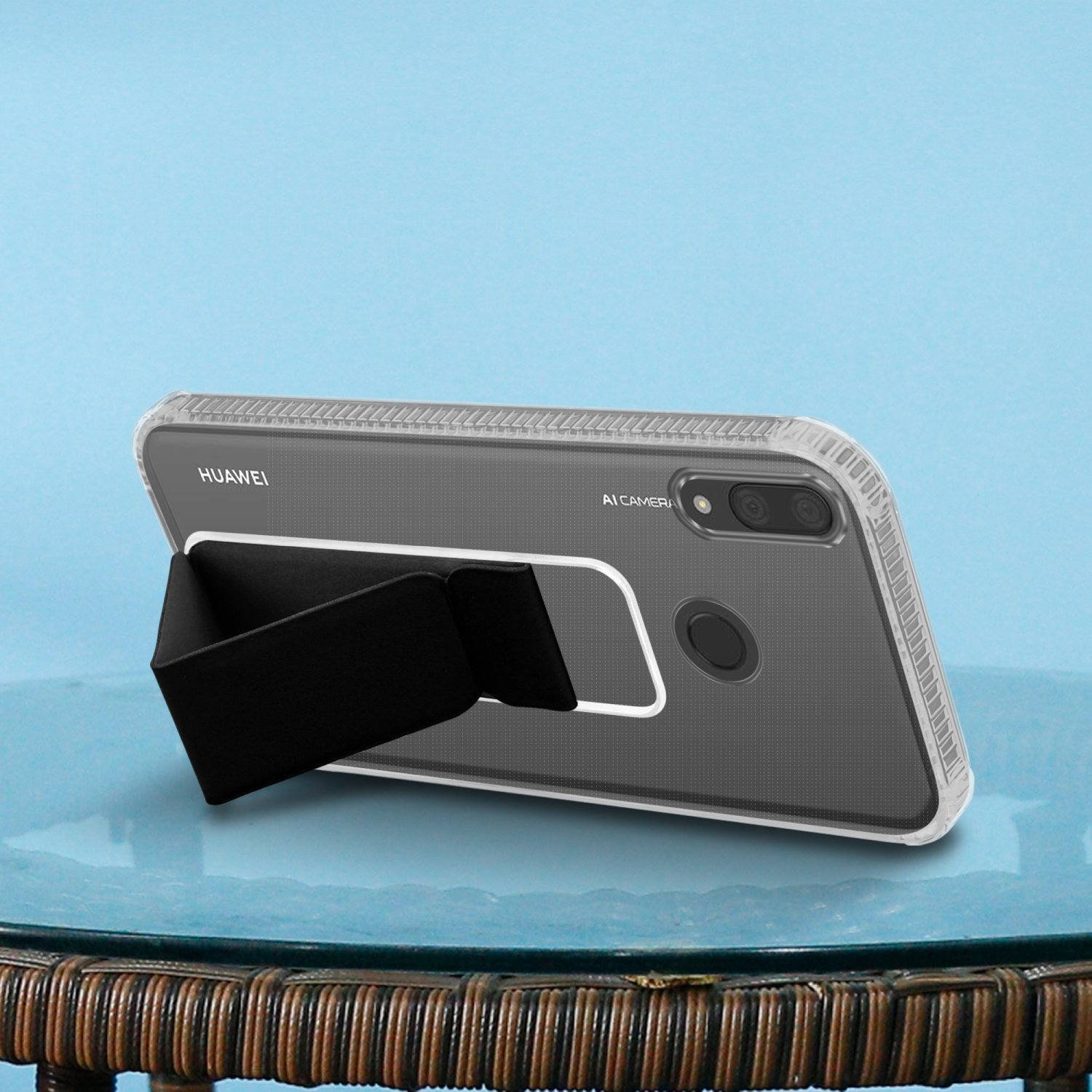 Telefon in transparentem Gehäuse mit schwarzem Ständer auf blauer Oberfläche.
