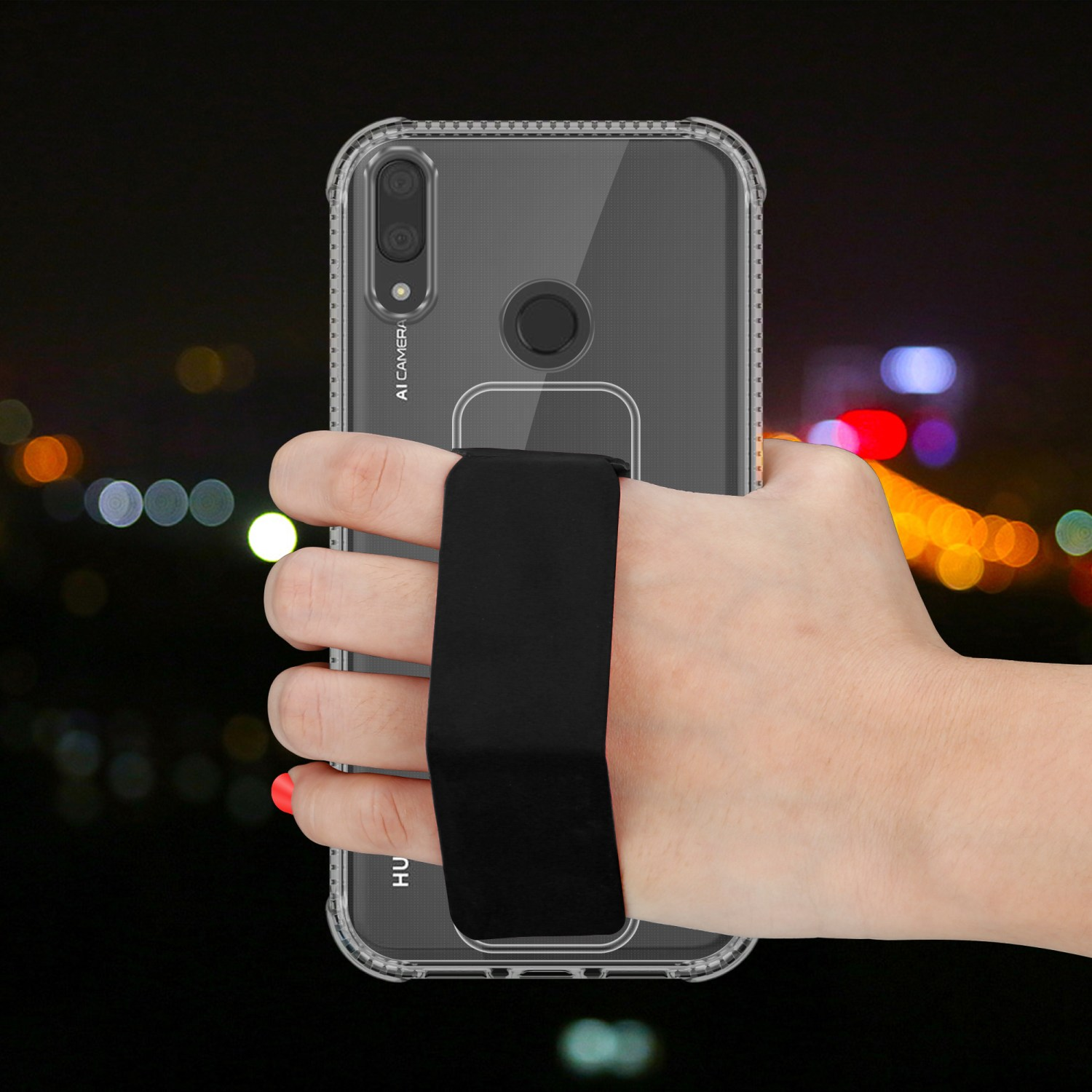 Hand hält Telefon in klarer Hülle mit schwarzem Riemen. Nacht Hintergrund.
