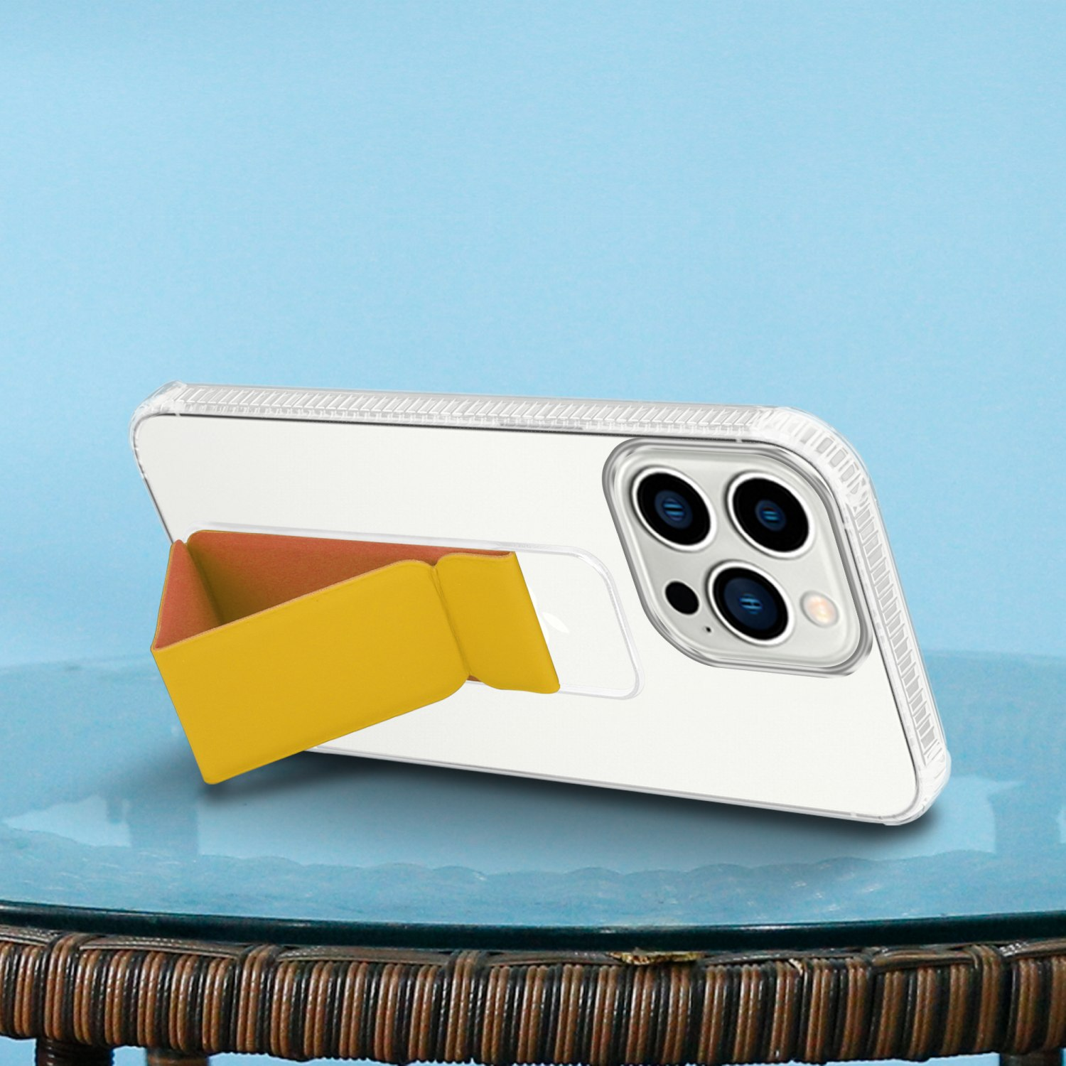 Weißes Telefon mit gelbem Ständer auf einem Tisch. Blauer Hintergrund.