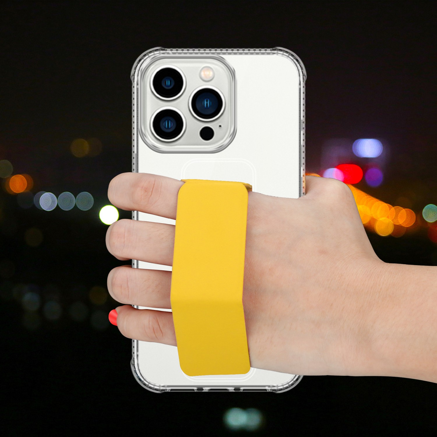 Eine Hand hält ein klares iPhone mit einem gelben Riemen. Hintergrund ist verschwommen dunkel.