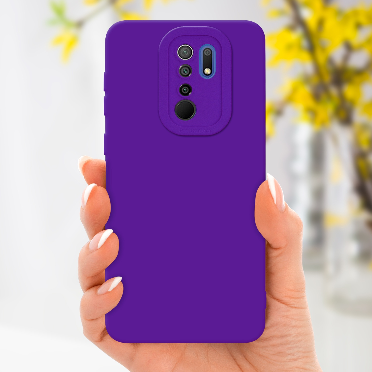 Mano che tiene una custodia viola con ritaglio per fotocamera, con fiori gialli.