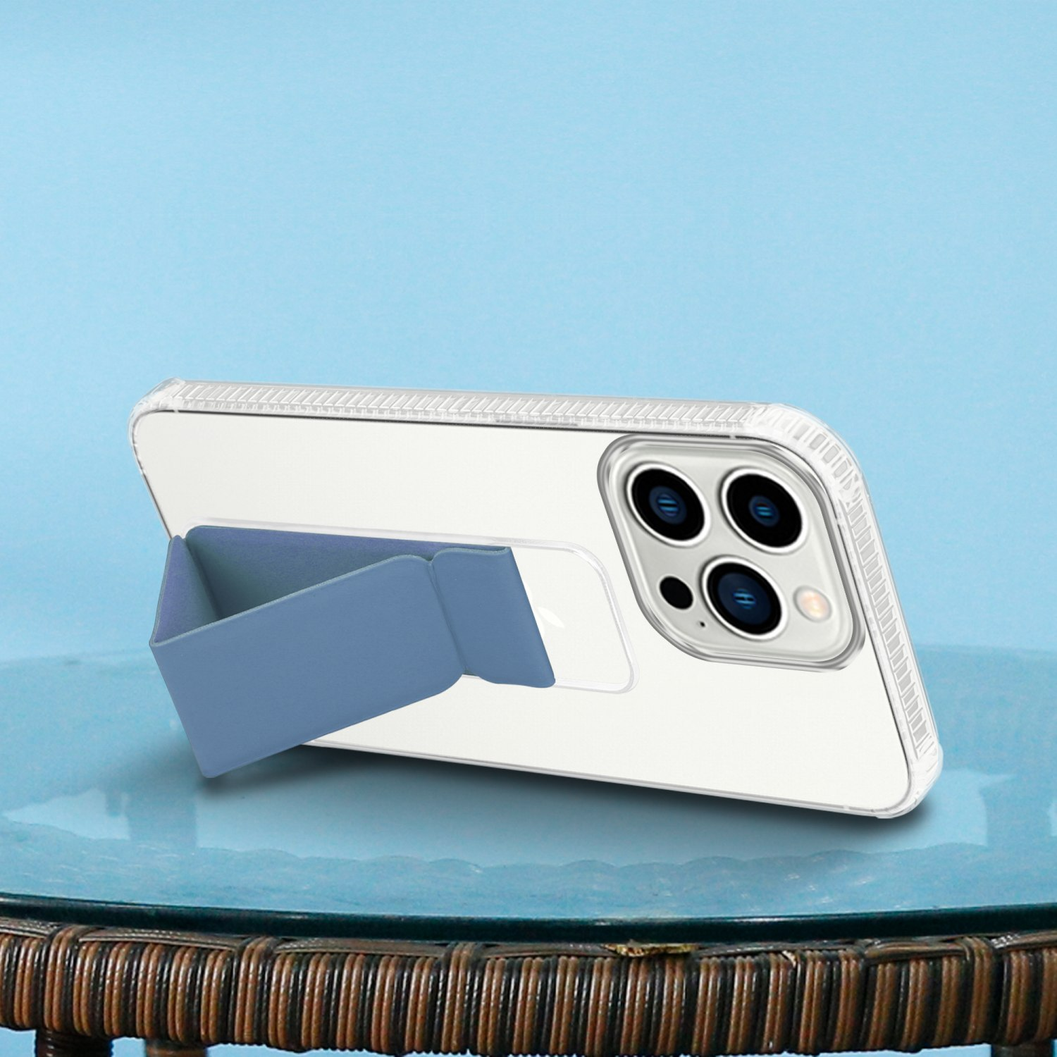 Weißes Telefon mit hellblauem Ständer. Das Telefon ruht auf einer blauen Oberfläche.