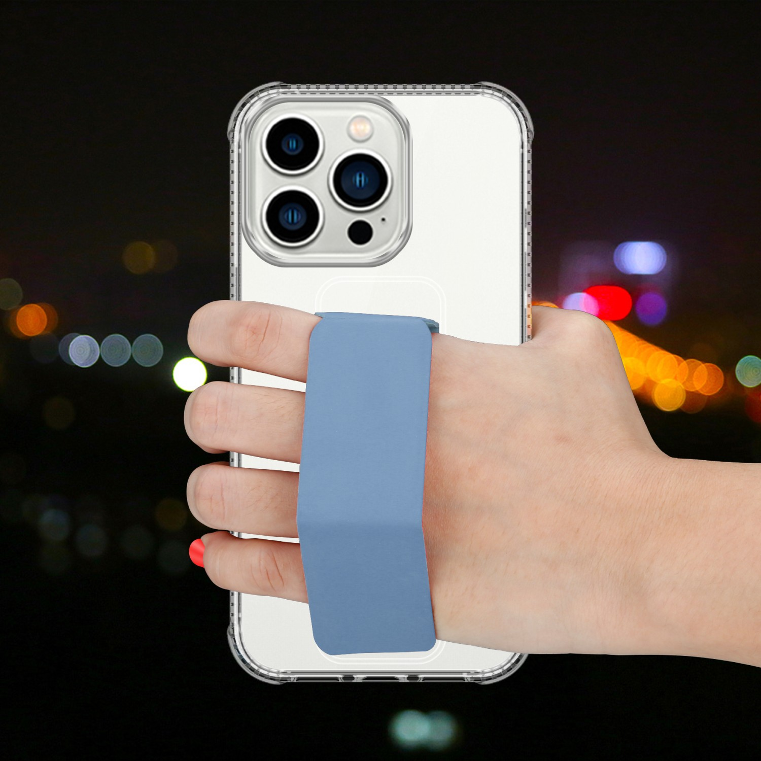 Eine Hand hält ein klares Telefon mit blauem Riemen. Der Hintergrund ist verschwommen.