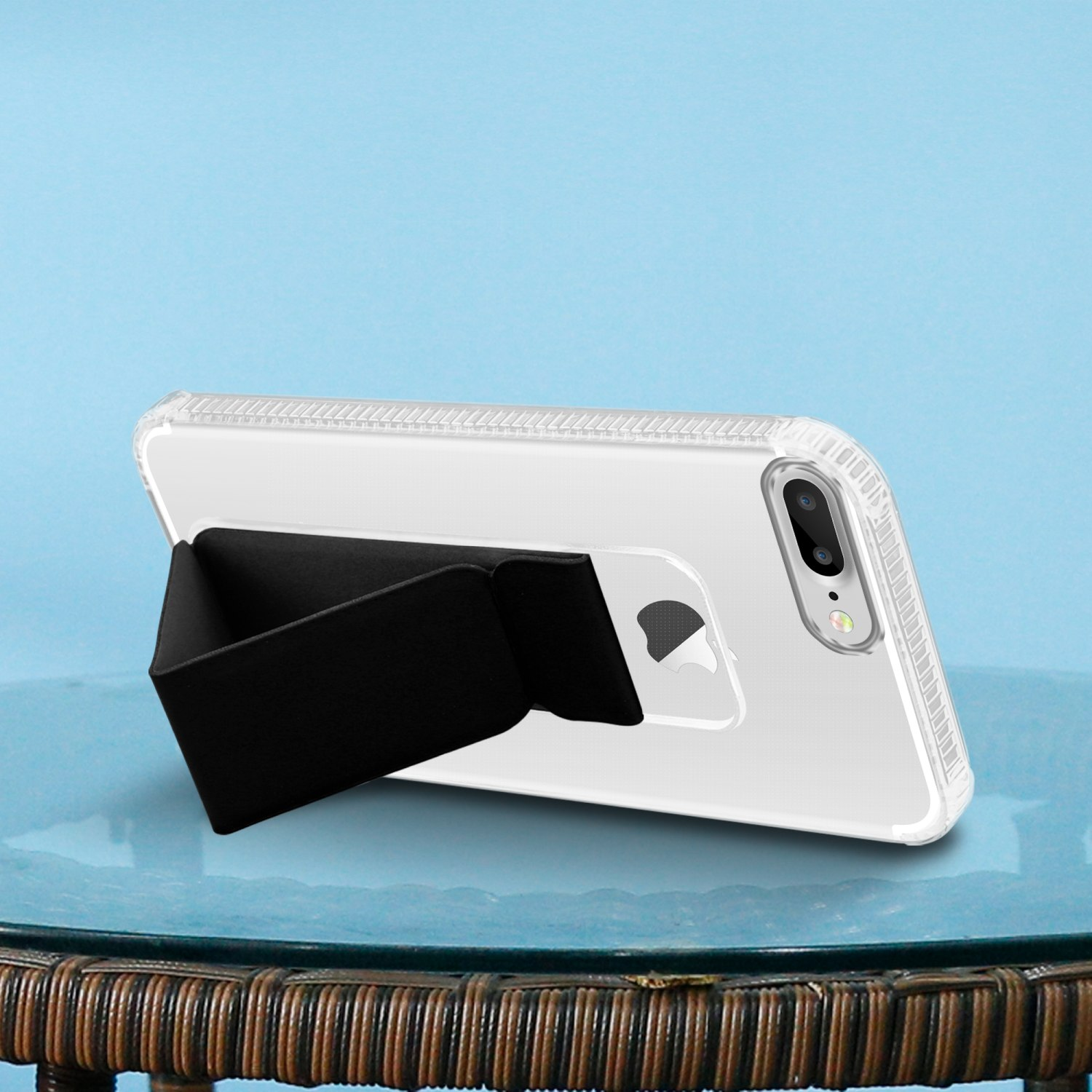 Eine transparente Handyhülle mit schwarzem Ständer wird gezeigt. Das Telefon befindet sich auf blauem Hintergrund.