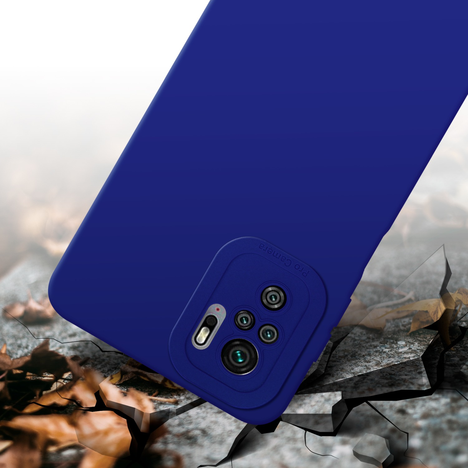 Custodia blu per telefono, su una superficie di pietra crepata con foglie. Scritto Pro Camera.