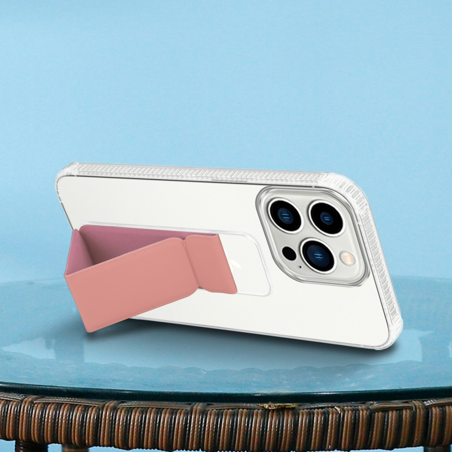 Ein Telefon in einer durchsichtigen Hülle mit rosa Ständer auf blauem Hintergrund.