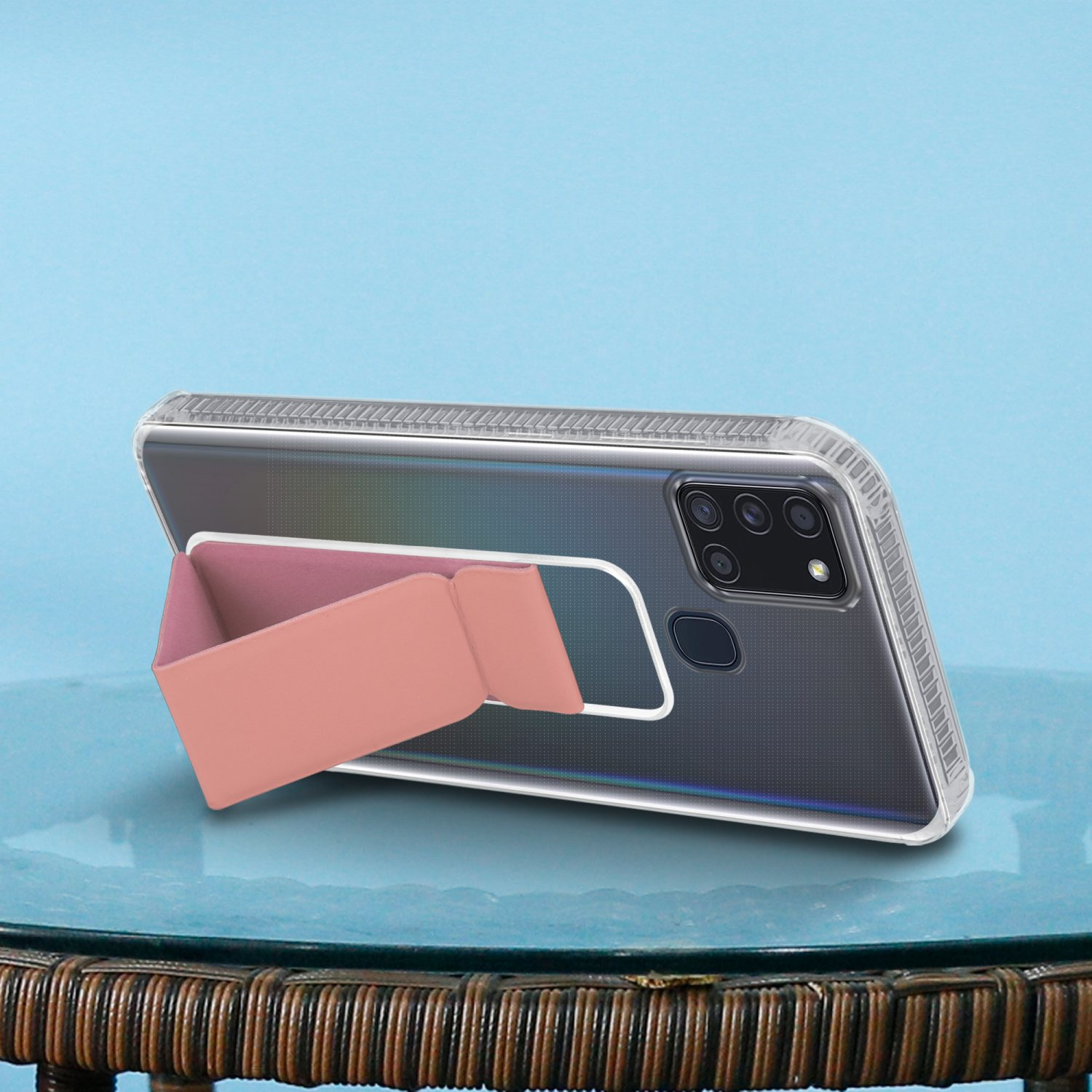 Telefon in klarer Hülle mit pinkfarbenem Ständer, vor blauem Hintergrund.