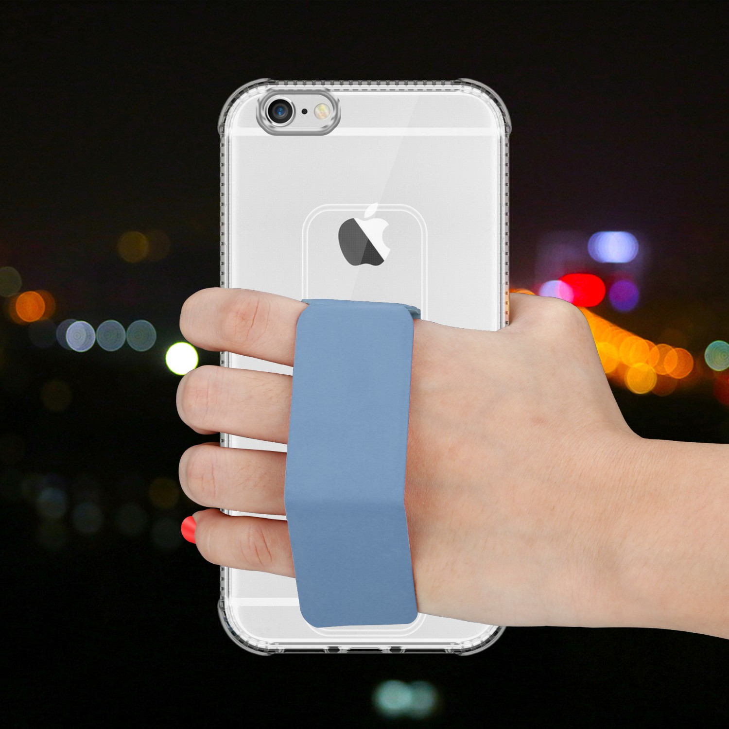 Eine Hand, die ein Telefon mit einer transparenten Hülle und einem blauen Riemen hält. Das Telefon ist vor dunklem Hintergrund.