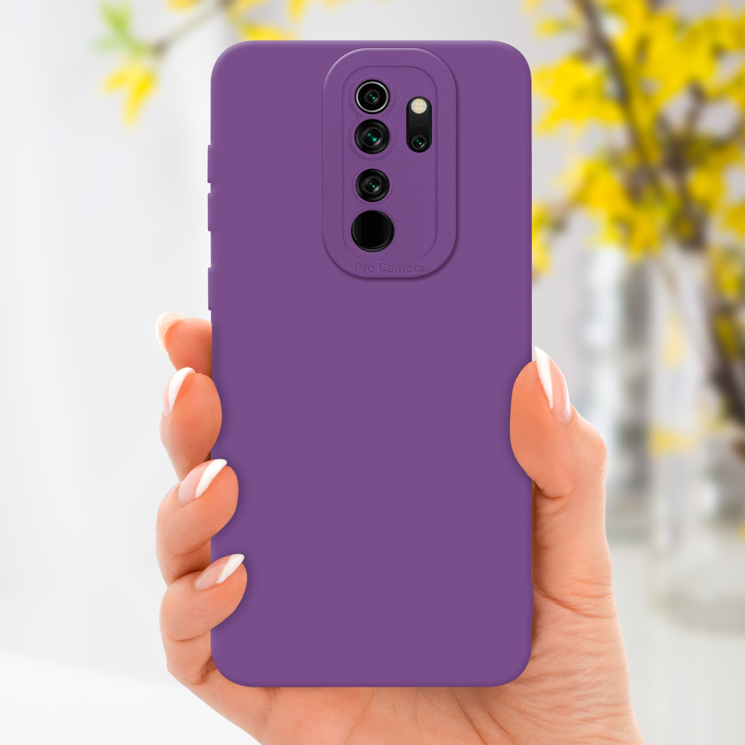 Custodia per telefono viola tenuta in mano. Fiori gialli sullo sfondo.