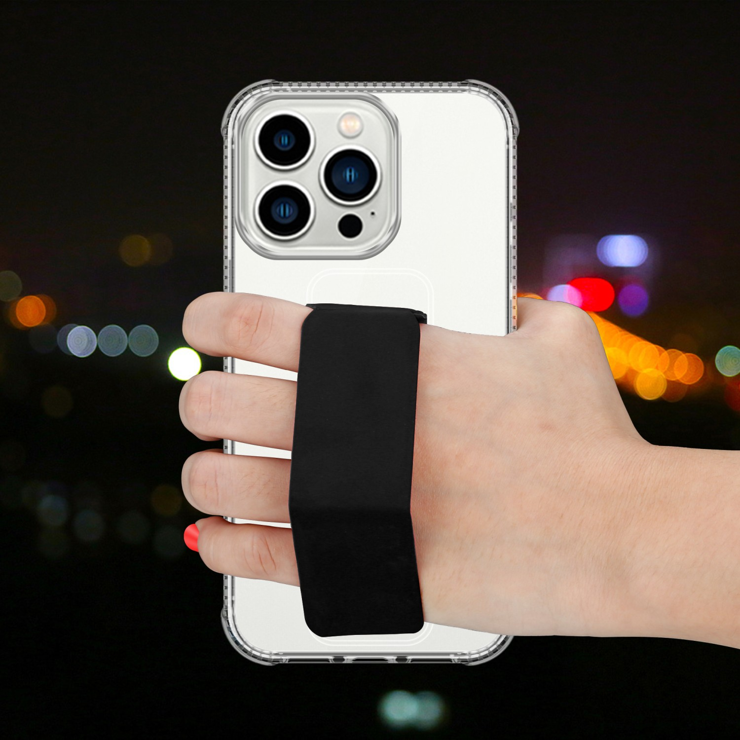 Hand hält Telefon in klarer Hülle mit schwarzem Gurt. Der Hintergrund ist verschwommen mit Stadtlichtern.