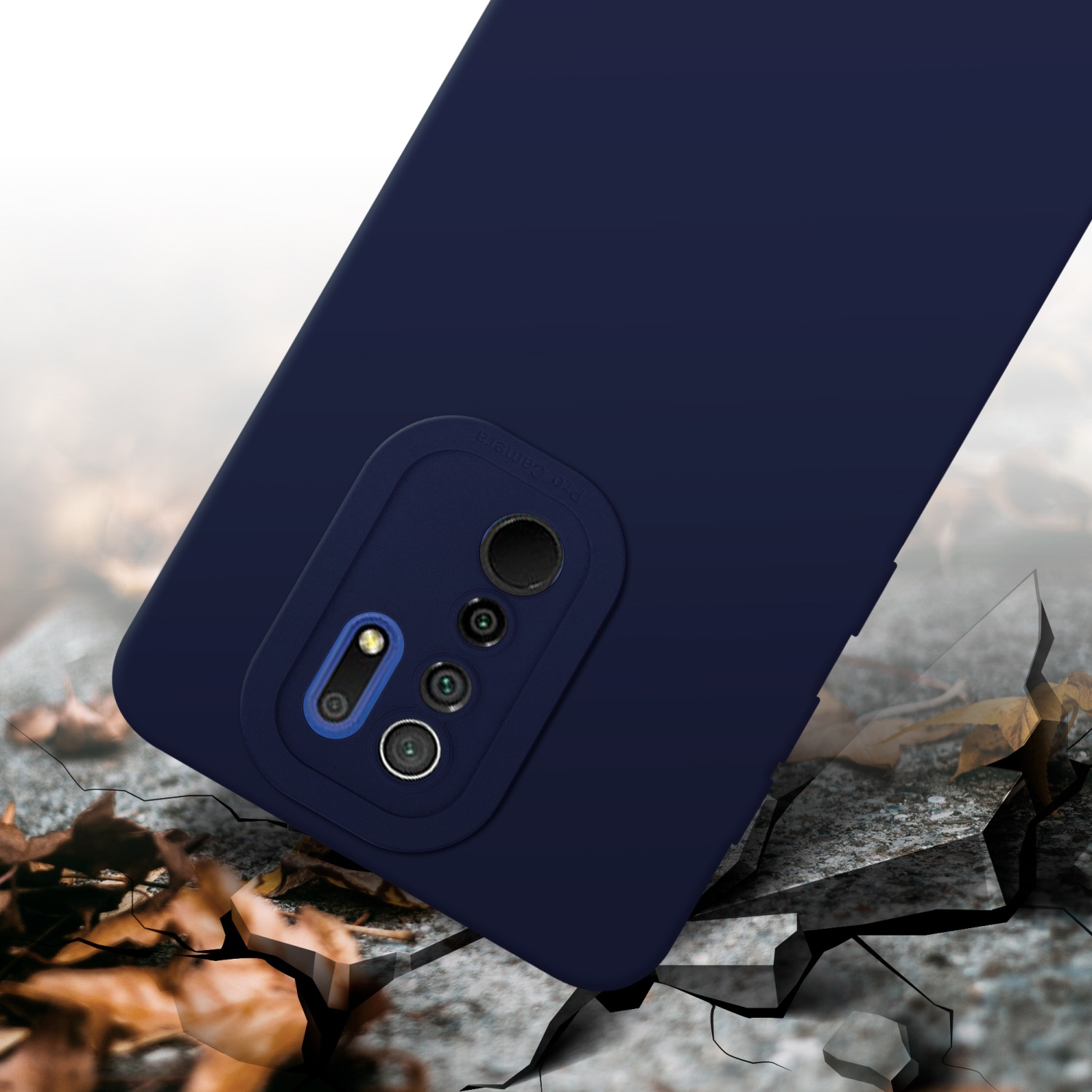 Custodia blu navy con modulo fotocamera su superficie di pietra fessurata, foglie sullo sfondo.