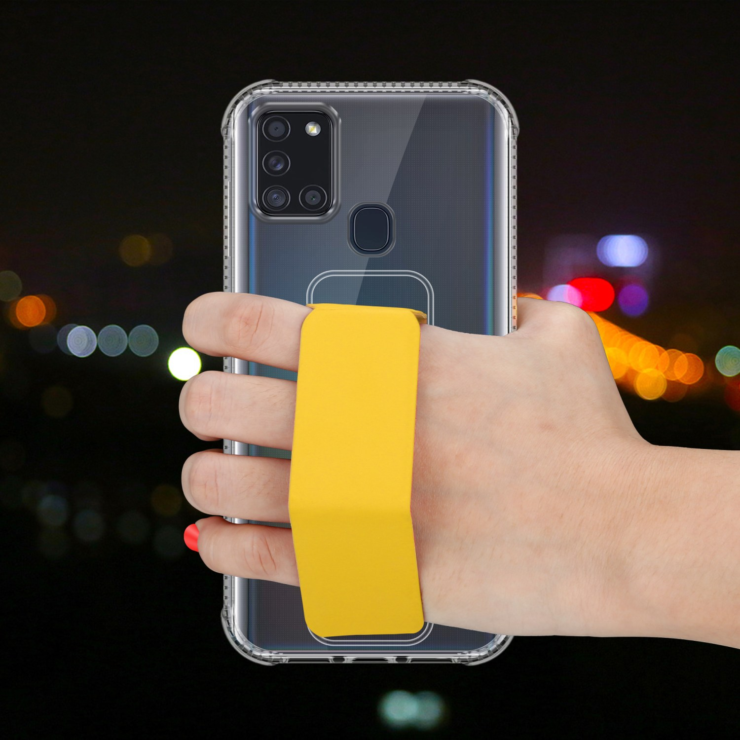 Hand hält Telefon mit gelbem Riemen in klarer Hülle bei Nacht.