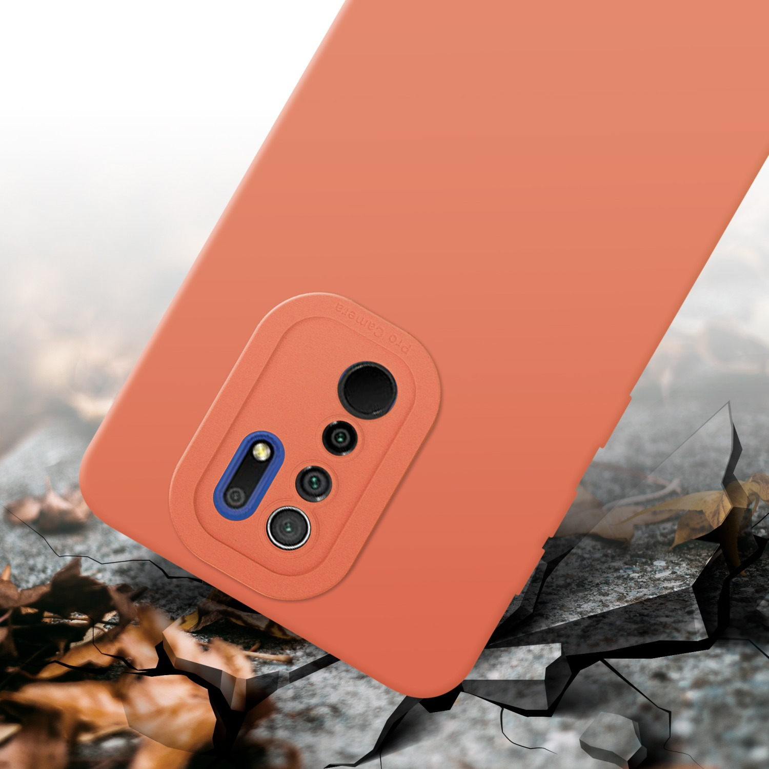 Coque de téléphone orange sur une surface fissurée. La coque a une bosse de caméra.