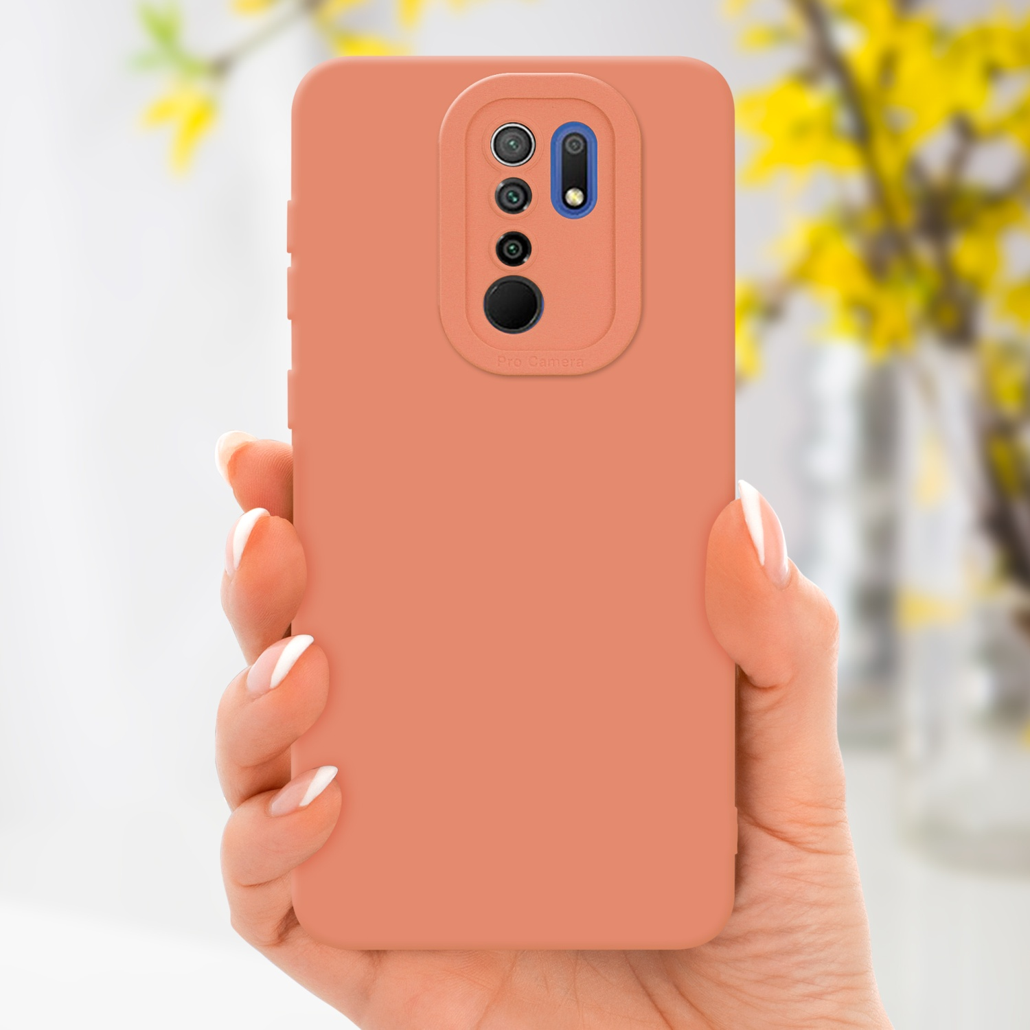 Main tenant une coque de téléphone pêche. Arrière-plan : fleurs jaunes floues.