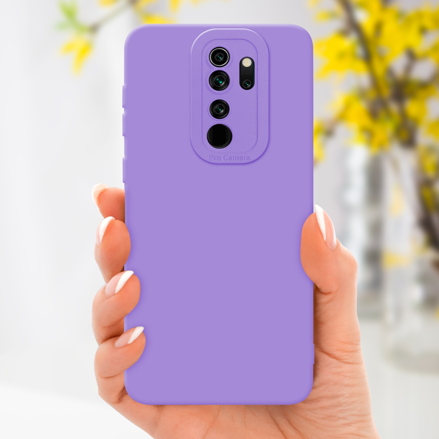 Una mano che tiene una custodia viola, con fiori gialli sullo sfondo.