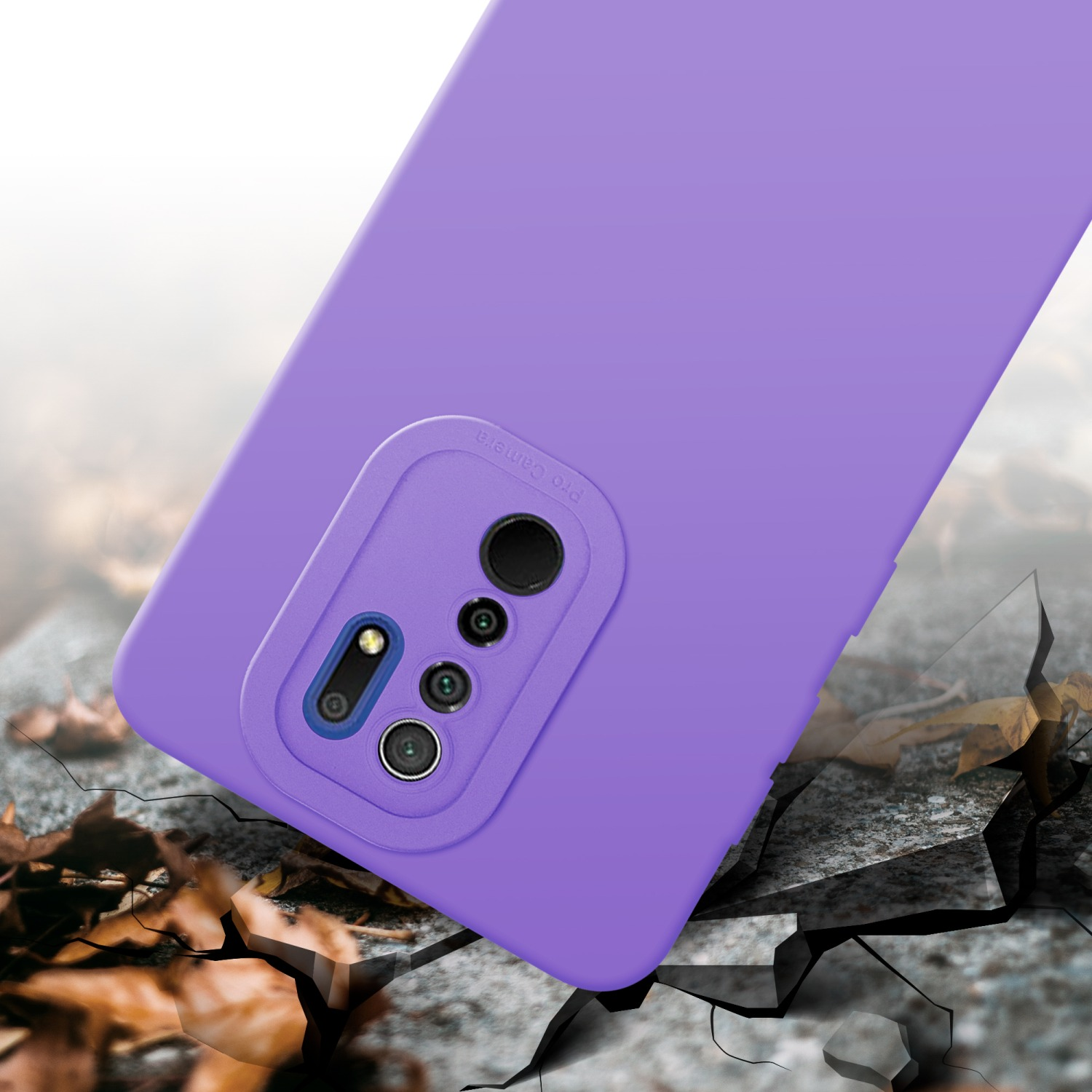 Une coque de téléphone violette inclinée pour montrer la caméra. Feuilles et une surface fissurée en arrière-plan.