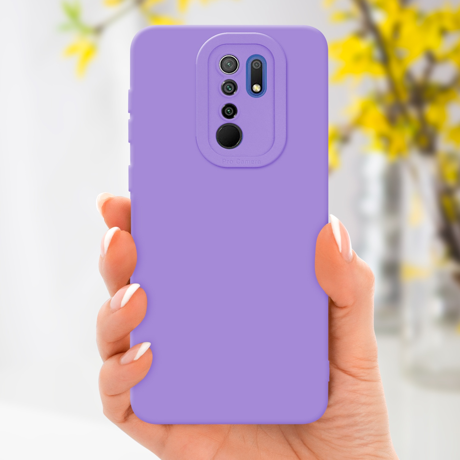 Une main tenant une coque de téléphone violette avec un module caméra. Fleurs jaunes en arrière-plan.