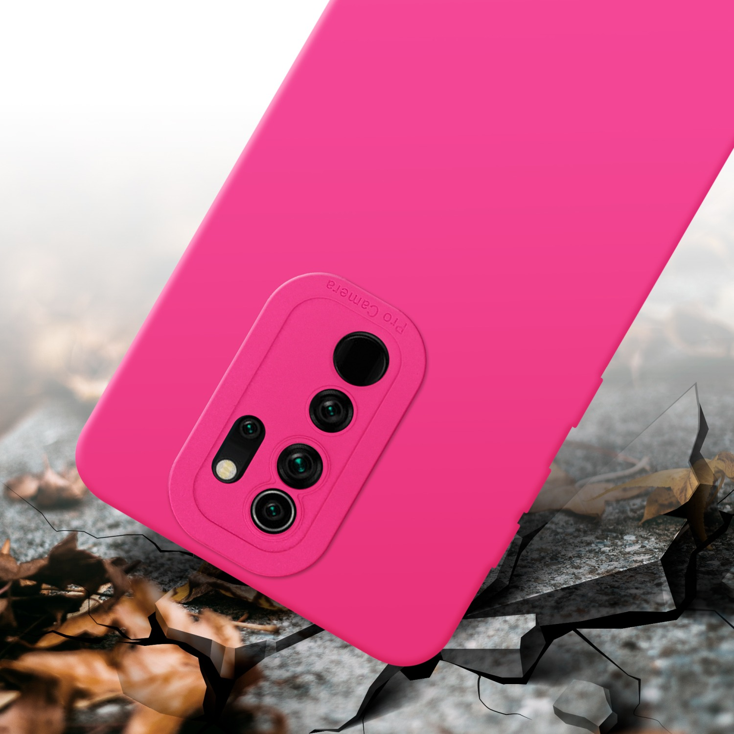 Custodia rosa su superficie rotta, con ritaglio per fotocamera. Foglie a terra.