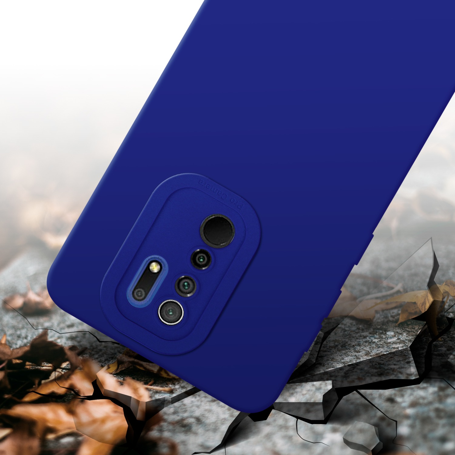 Custodia per telefono blu con protuberanza della fotocamera e terreno con crepe, su sfondo chiaro.