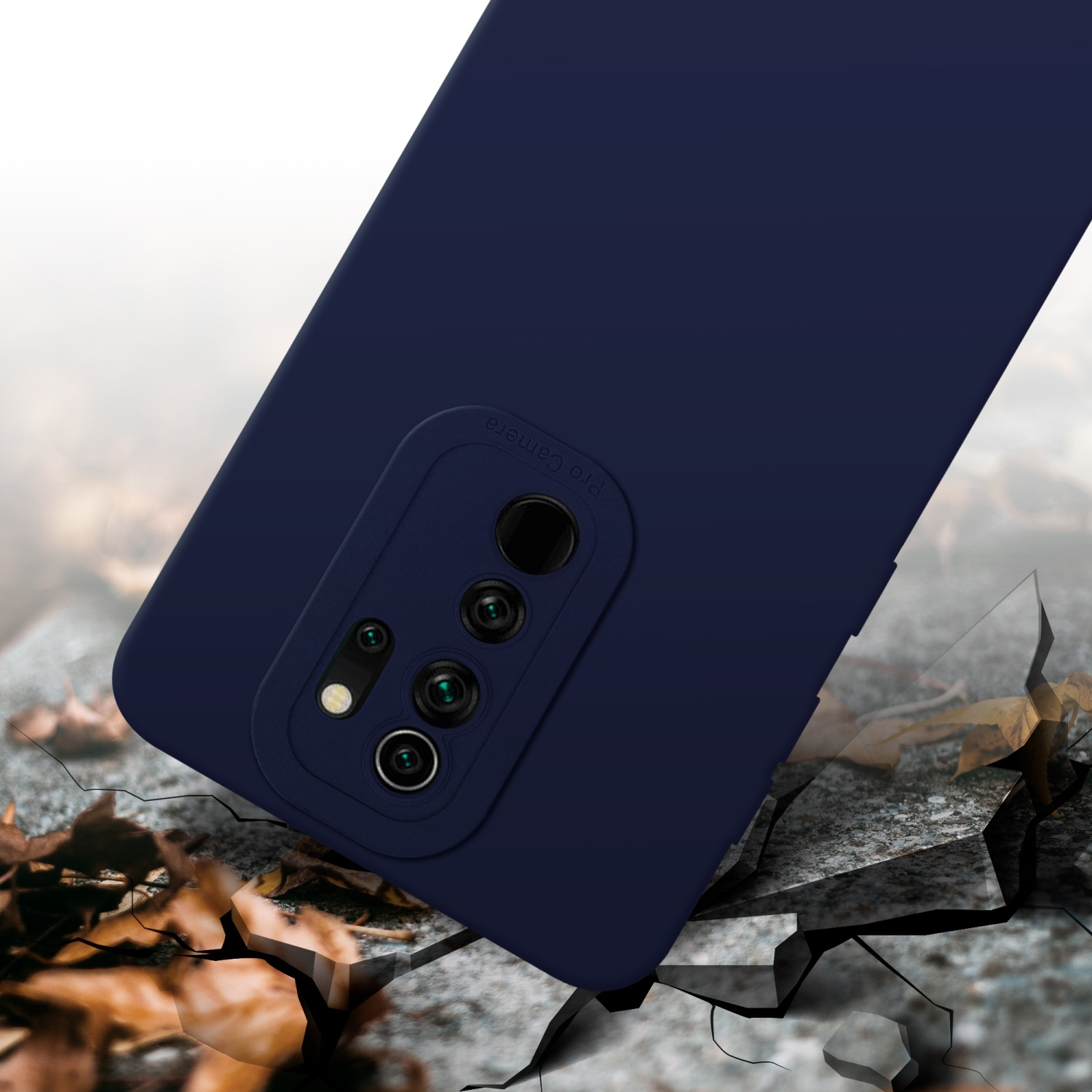 Una custodia blu navy per telefono su una superficie screpolata.