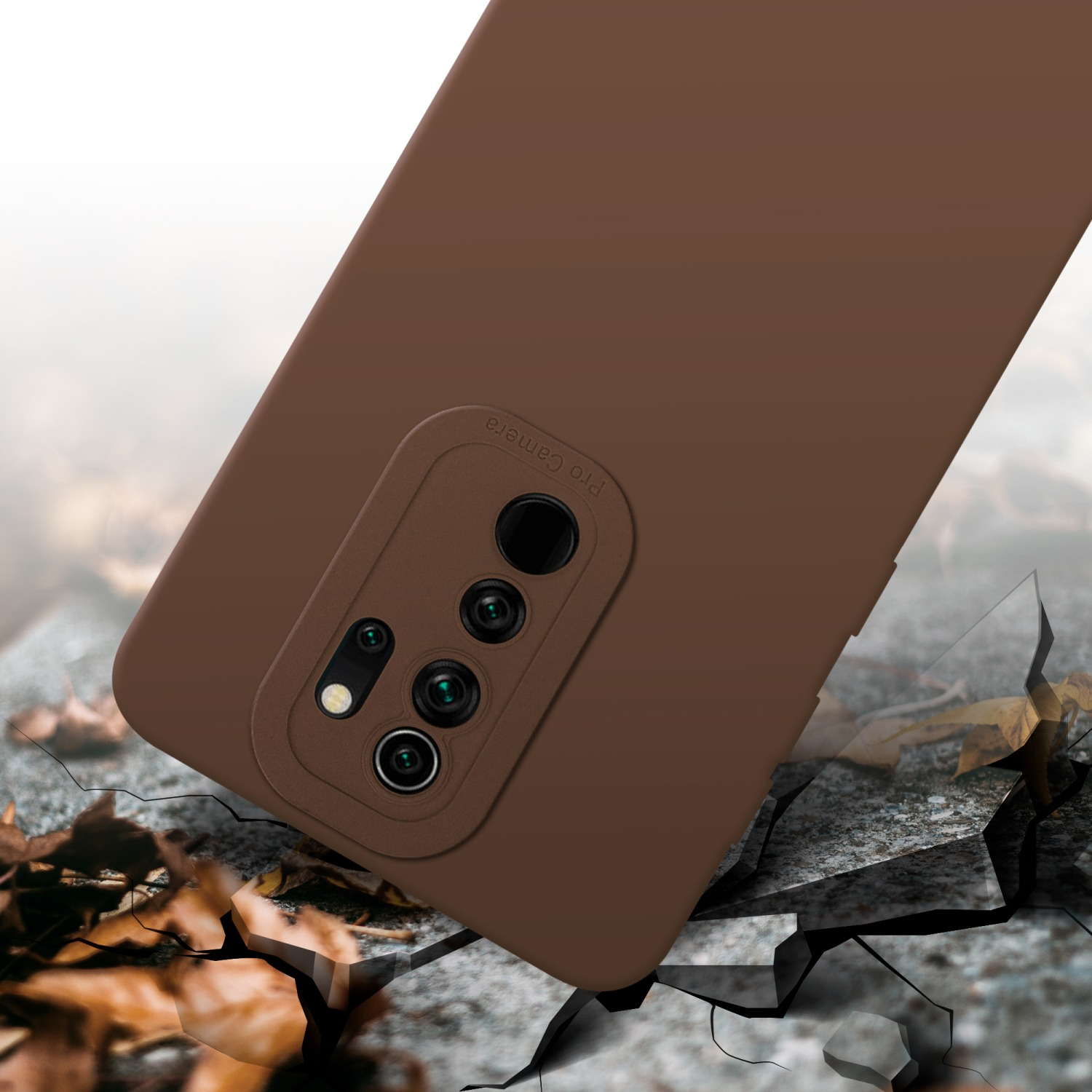 Custodia marrone su superficie rotta. Etichetta Pro Camera sulla fotocamera.