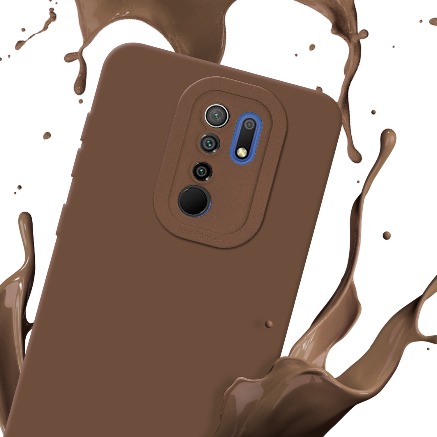 Una custodia marrone con modulo fotocamera è circondata da schizzi di liquido marrone su sfondo bianco.