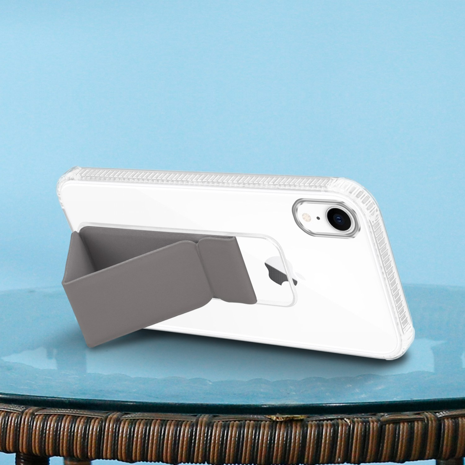 Transparente Handyhülle mit grauem Ständer. Das Telefon ist vor blauem Hintergrund aufgestellt.