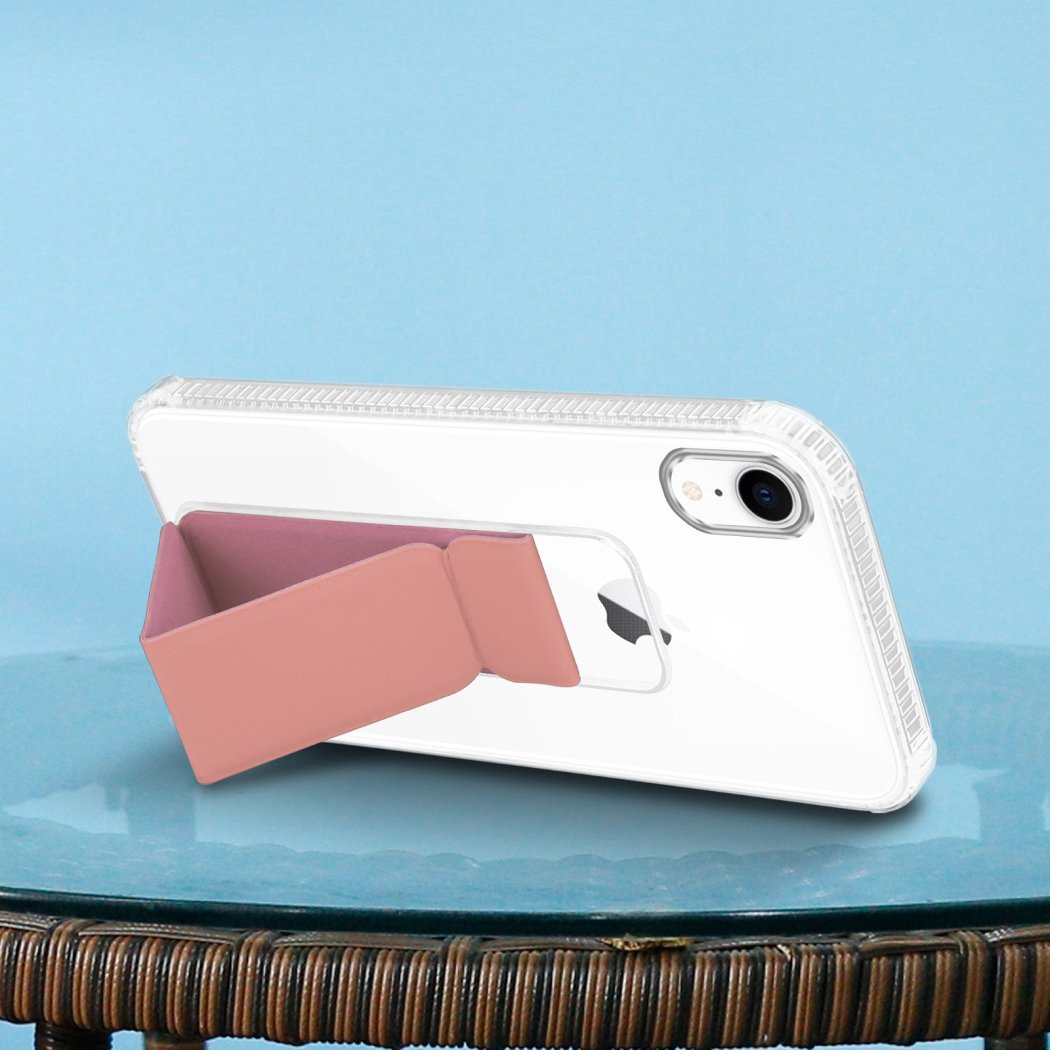 Eine transparente Handyhülle mit einem rosa Ständer vor blauem Hintergrund. Das Telefon ist geneigt.