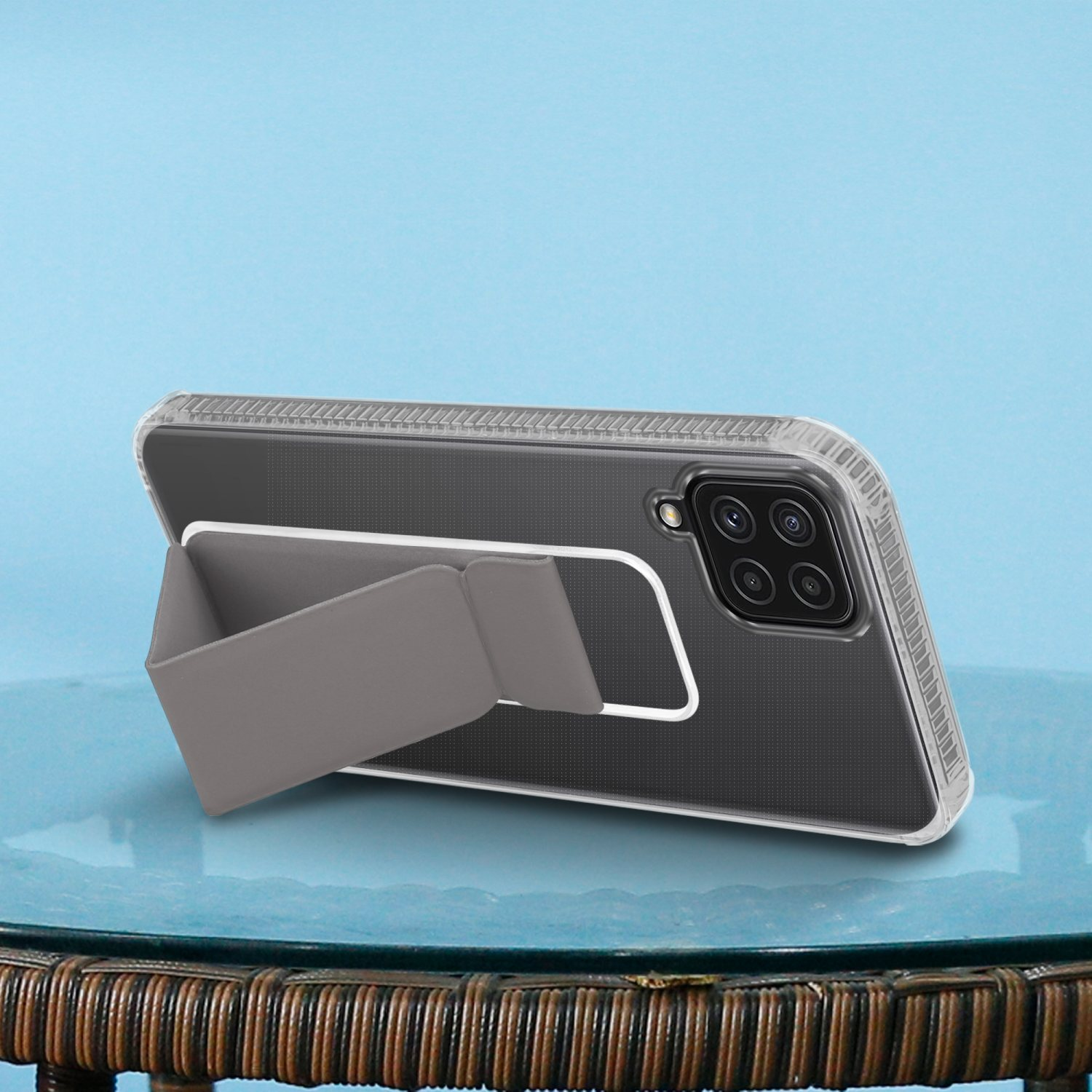 Ein Telefon in einer transparenten Hülle mit Ständer. Blauer Hintergrund.