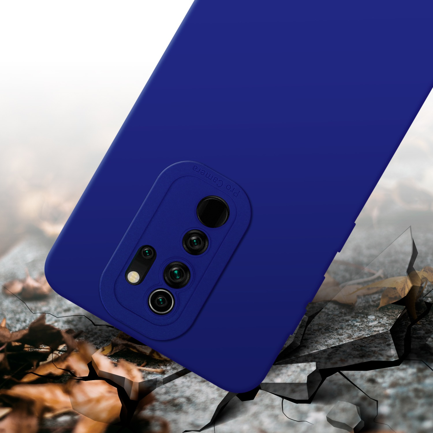 Custodia blu per telefono su superficie ruvida, primo piano dei ritagli della fotocamera.