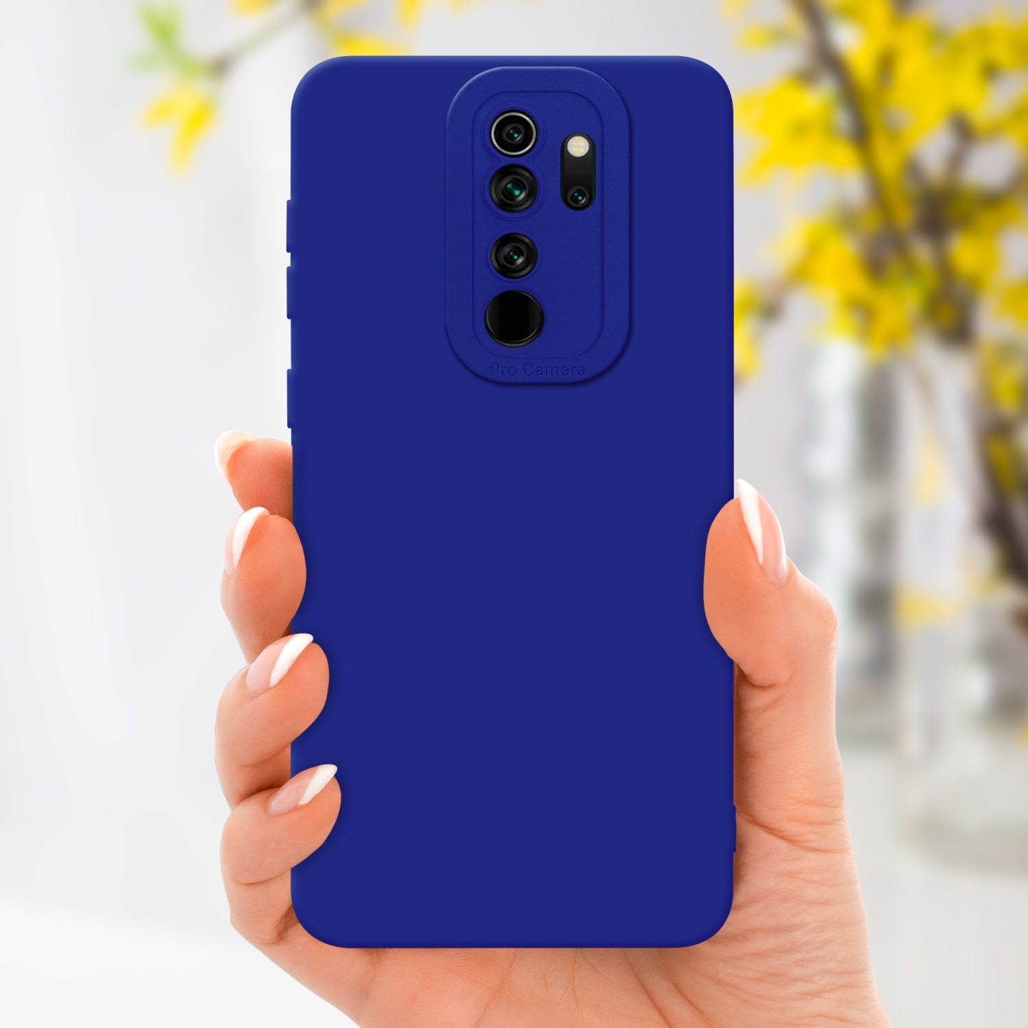 La mano di una donna che tiene una custodia per telefono blu. La custodia copre la parte posteriore del telefono e ha un rilievo per la fotocamera.